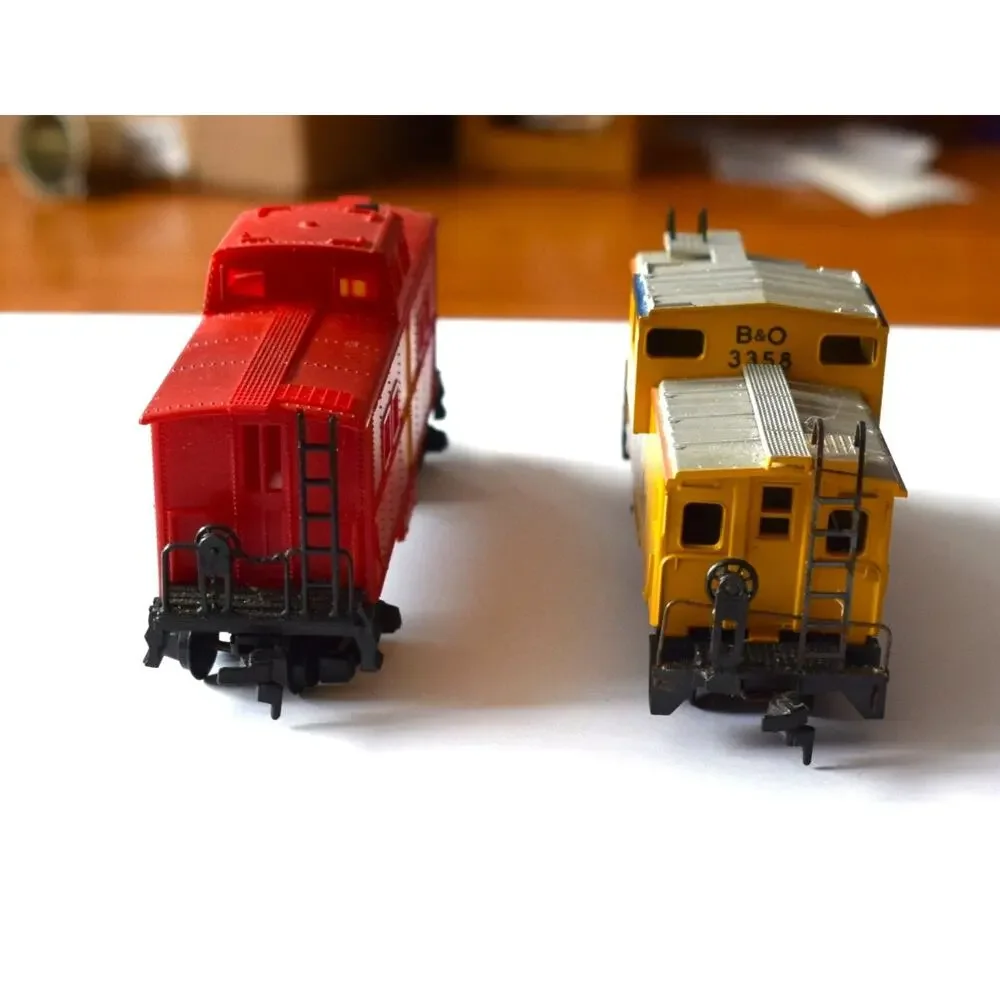 Lot of 2 HO Scale Caboose Cars Santa Fe ATSF 999523 Chessie B&O 3358 Vintage